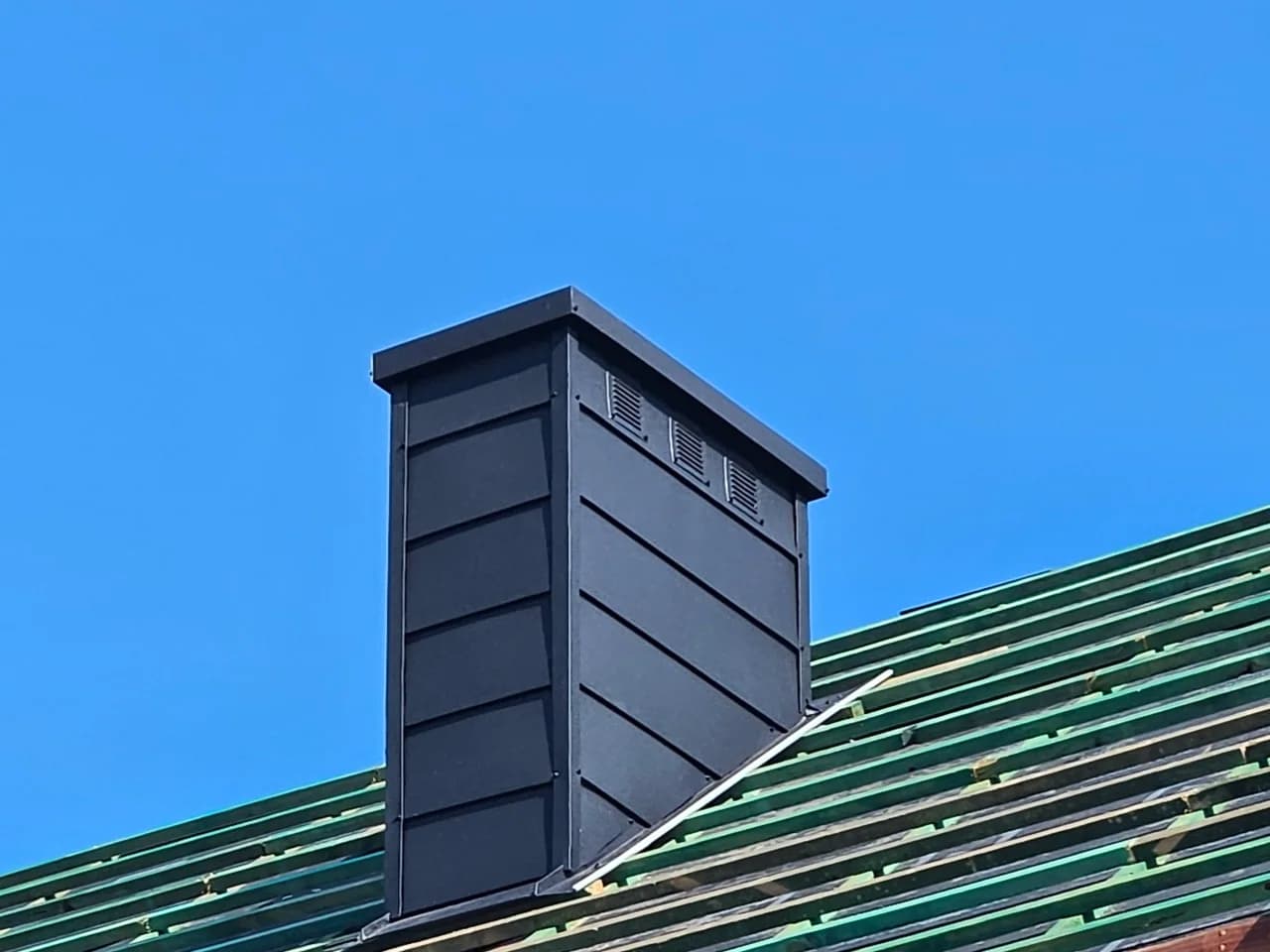 Komin wykończony obróbką blacharską
